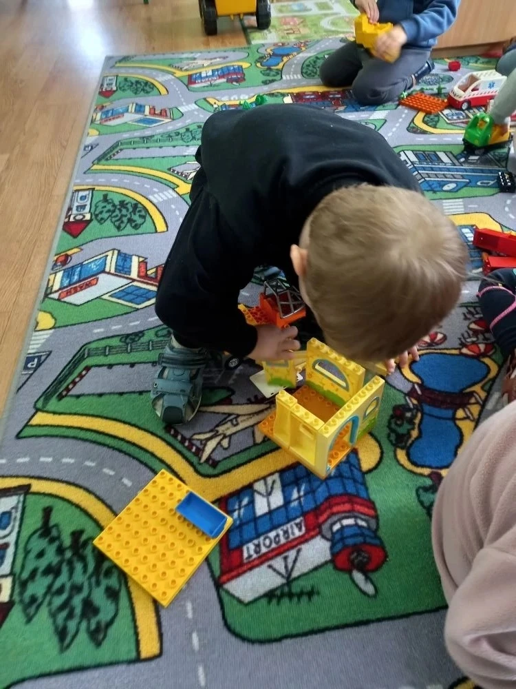 Для детей ясельного возраста группы №2 игры с Lego Duplo направлены на развитие мелкой ...