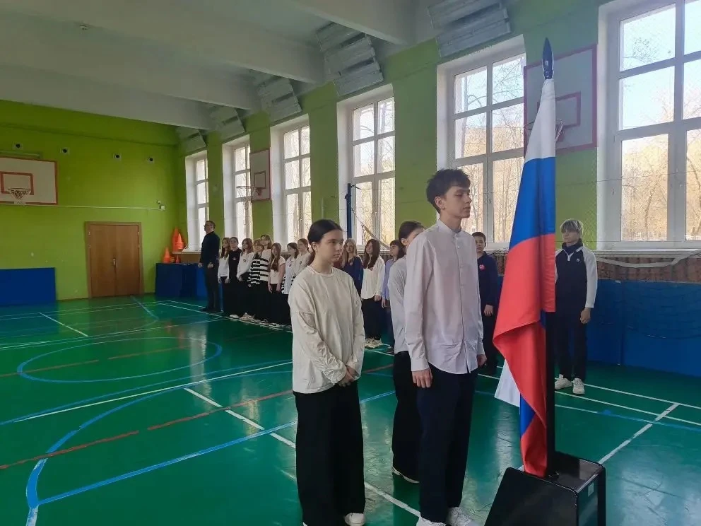 🇷🇺Бодро и дружно вступаем в новую учебную неделю!  По традиции наш понедельник начался с торжественн