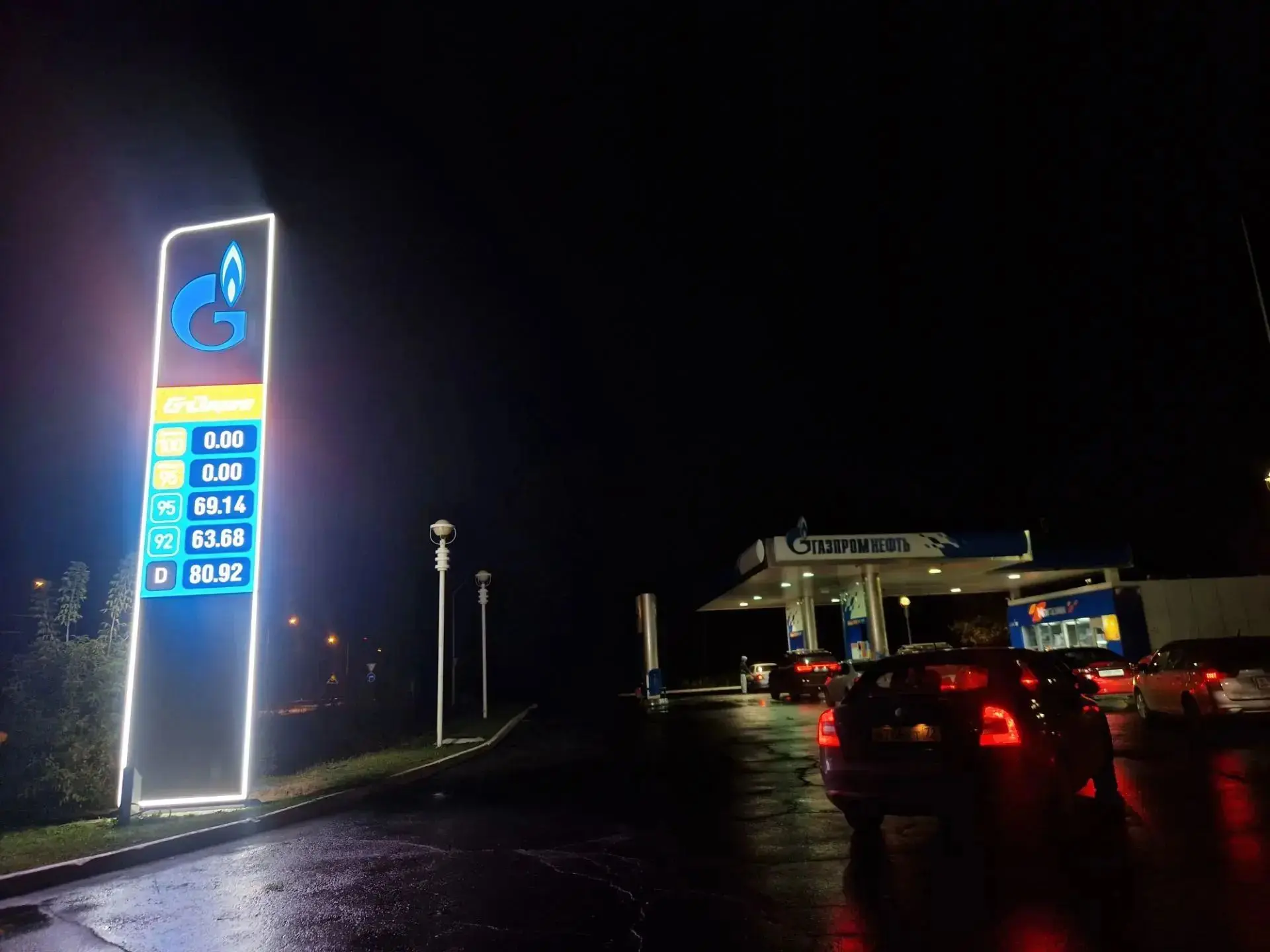 23:10 На ямской. Очередь на заправке.