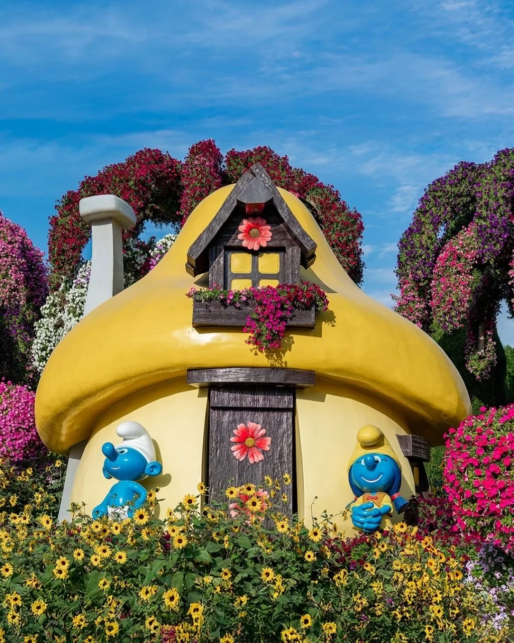 В дубайском Miracle Garden появилась тематическая зона «Деревня смурфиков» с их знаменитыми синими д