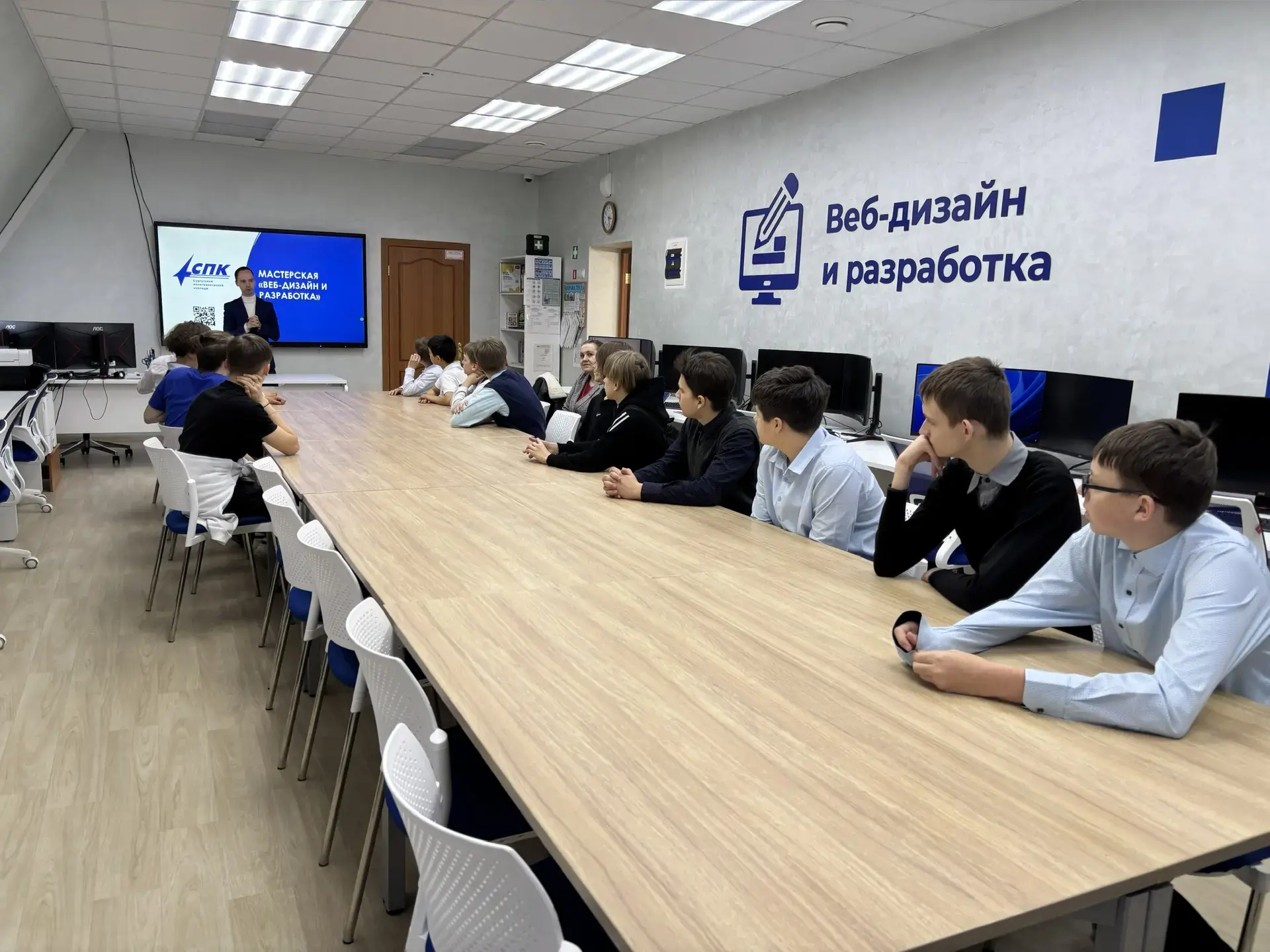 Обучающиеся 7В класса вместе с классным руководителем Бояркиной Натальей Анатольевной приняли участи
