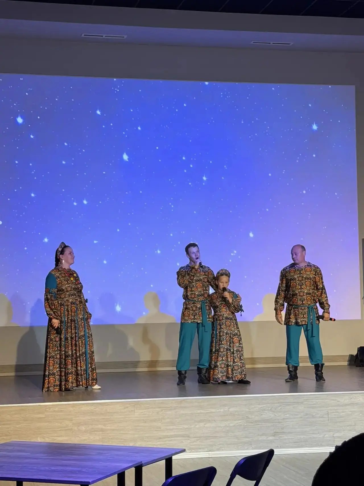 🎶 Когда в одной гостиной столько талантов, улыбок и энергии — скучать точно некогда! ❤️