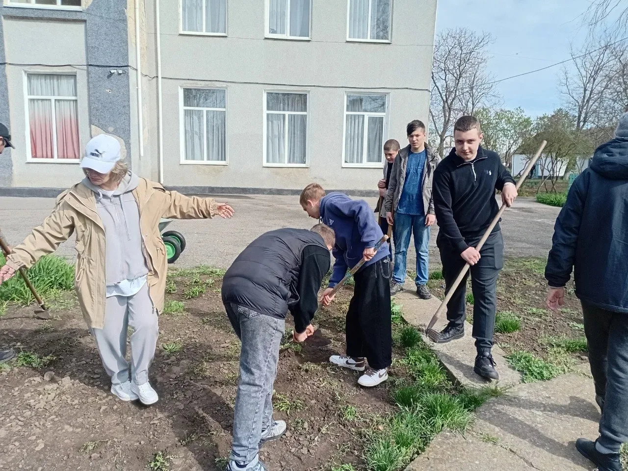 В Красноперекопской школе состоялся весенний общешкольный субботник, посвященный уборке школьного дв