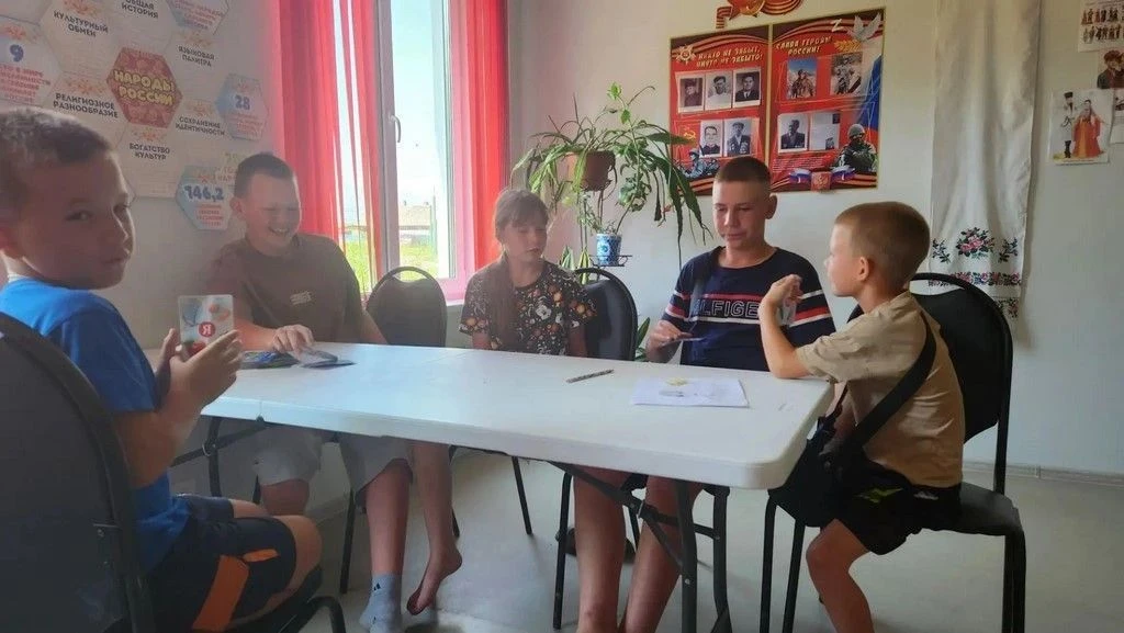 В Михайловской библиотеке царит особая атмосфера — здесь оживает мир без слов, где каждое движение с
