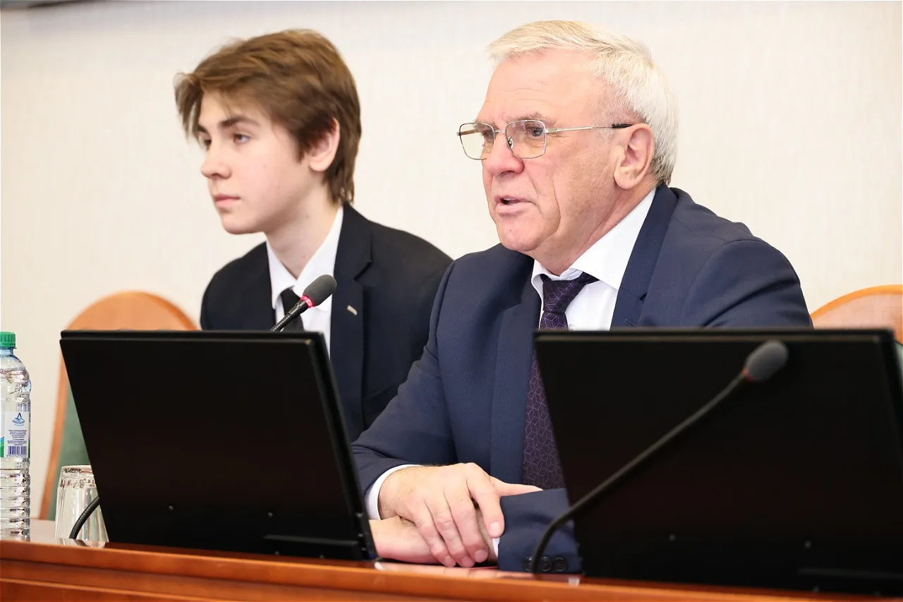 Сегодня в гостях у парламента - старшеклассники из Дзержинска. Пришел к ним на встречу, а мое место 
