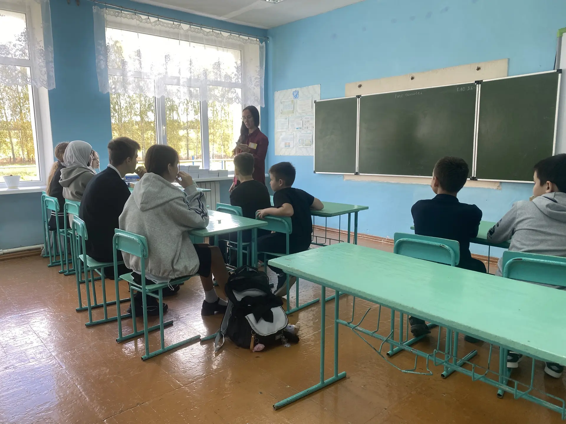 Сегодня нашу школу посетили специалисты с районного центра социальной защиты населения ...