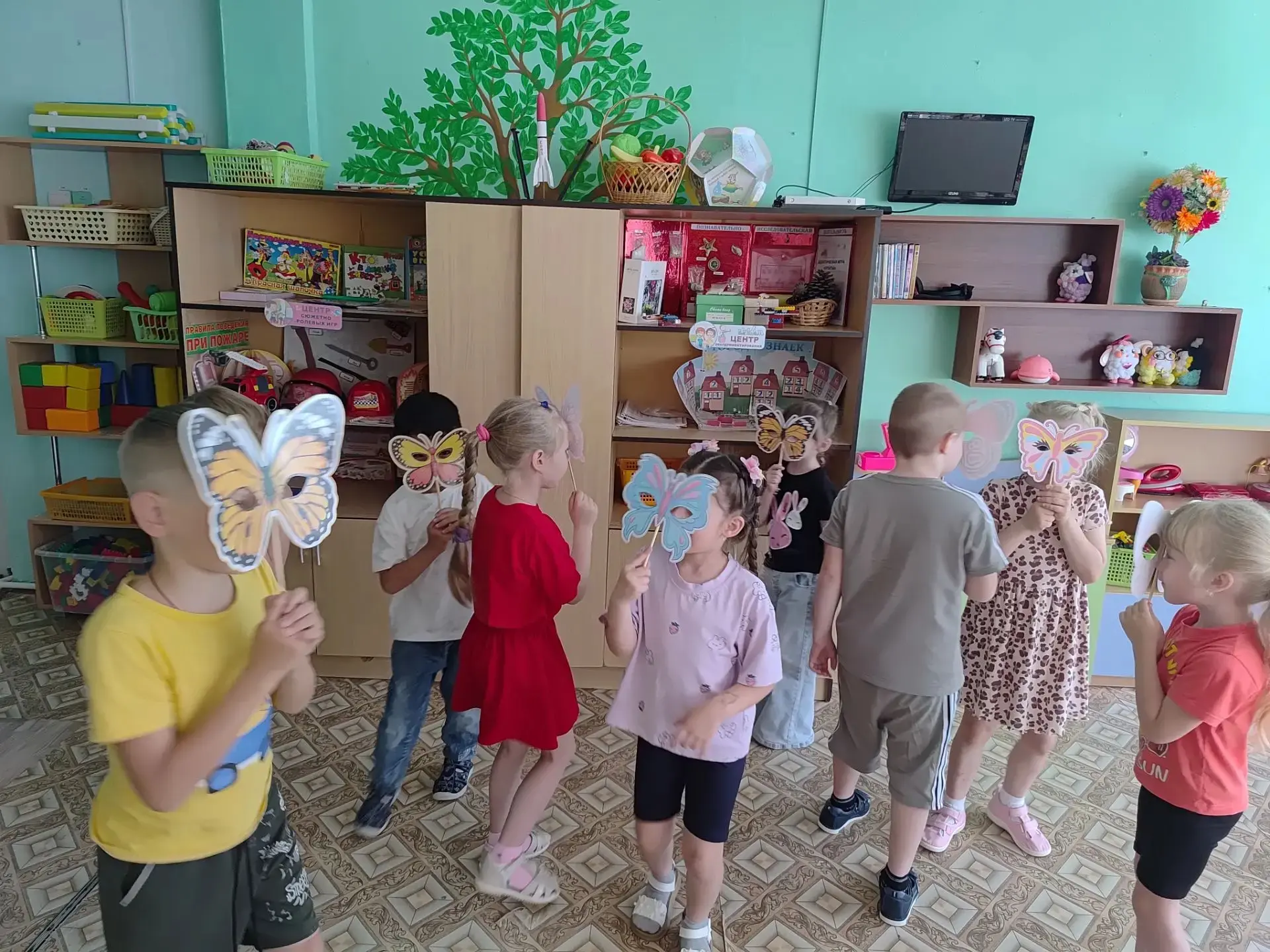 В подготовительной группе "Рябинка" (Воспитатель Вислова Е.П) прошел День бабочек. Утро...