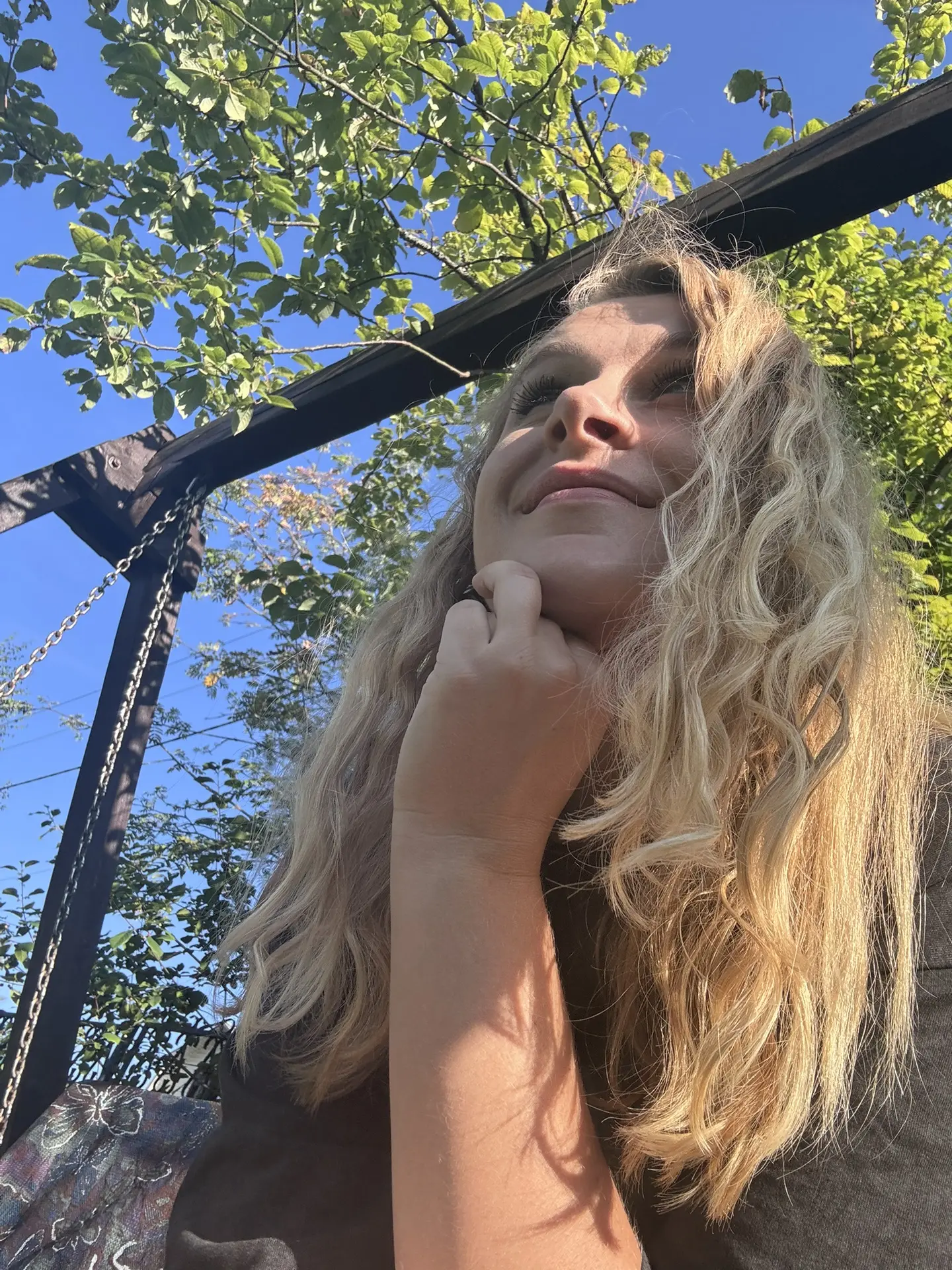 У родителей на даче❤️

Самое родное место на земле! Здесь я чувствую себя ребёнком.
Рада, что и девч