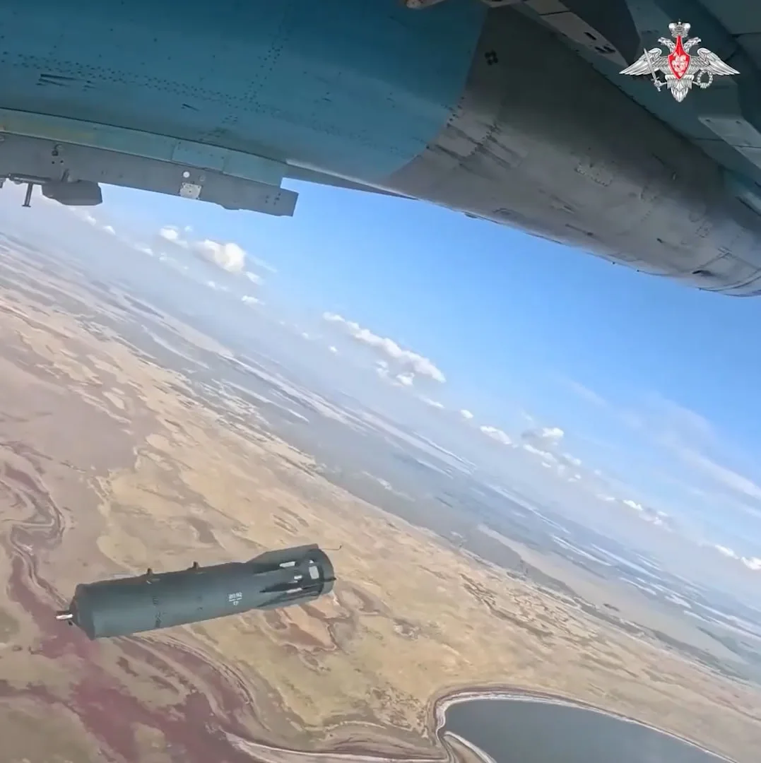 Без самоубийственного метания дедовских ФАБов с Су-34, Су-25 и даже с Ту-22М3 не обошло...