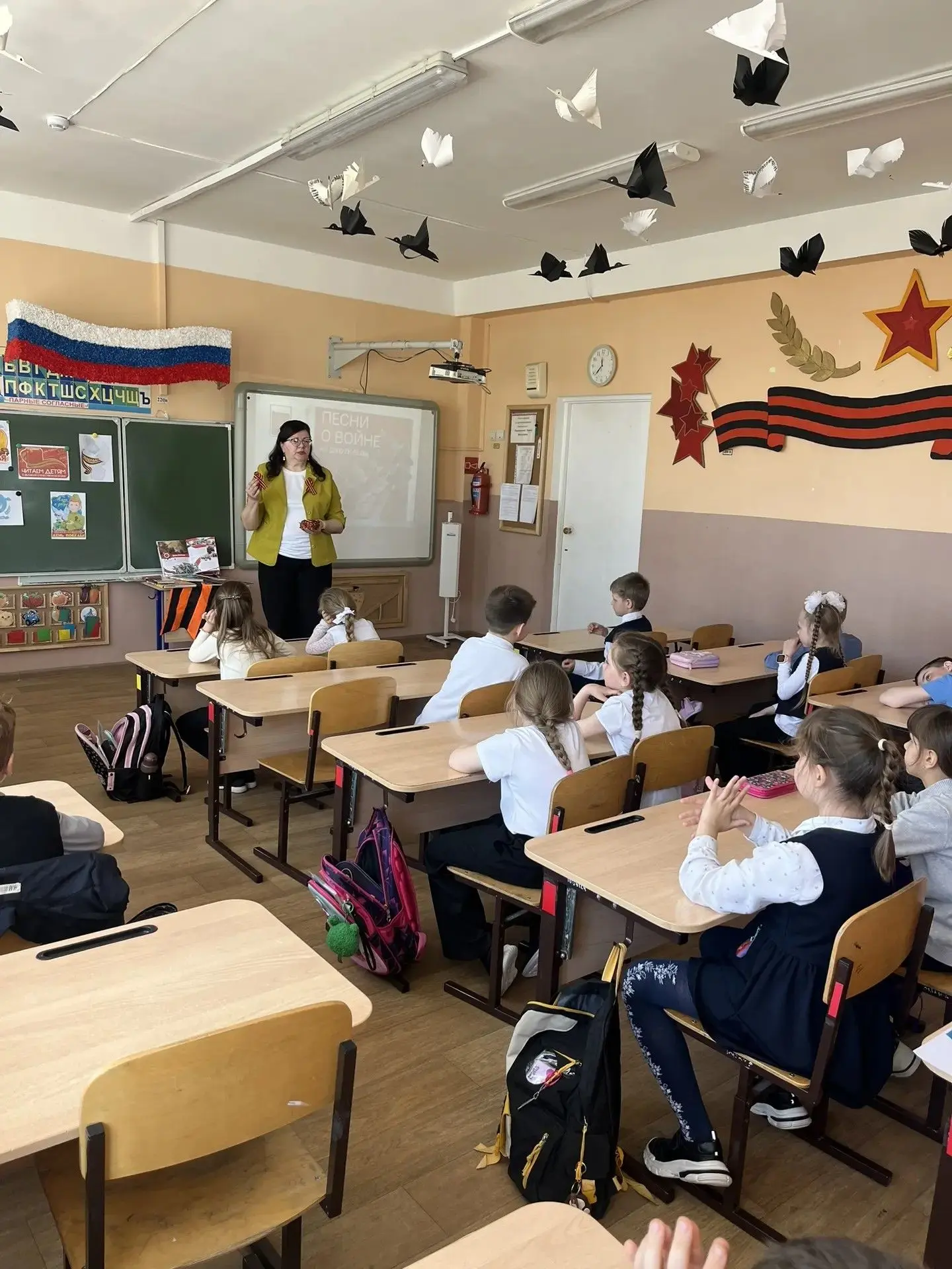 В преддверии великого праздника Дня Победы в 1 «Б» классе прошел трогательный и познавательный урок 