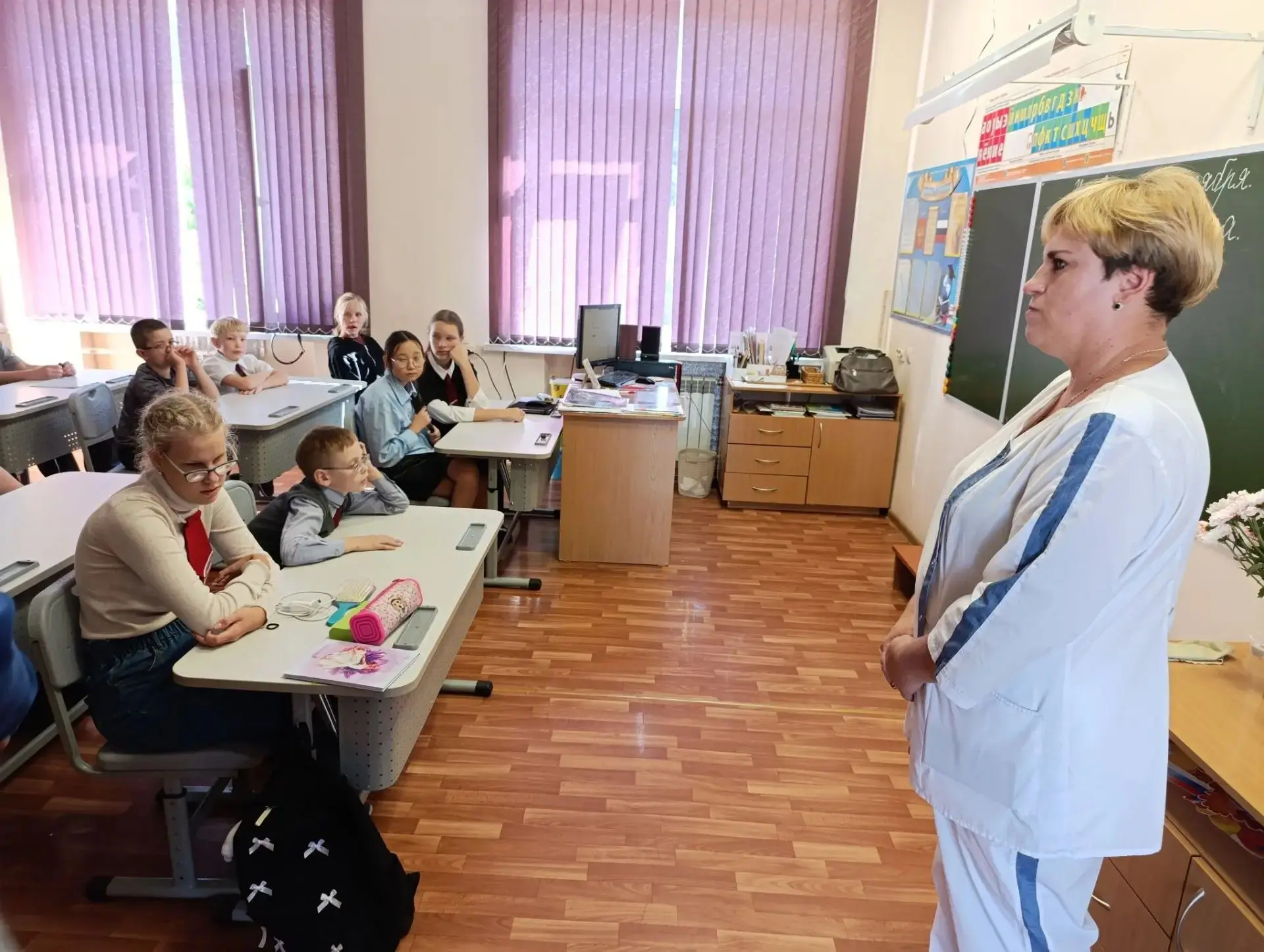 Воспитатели совместно с медицинским работником провели для школьников познавательную бе...