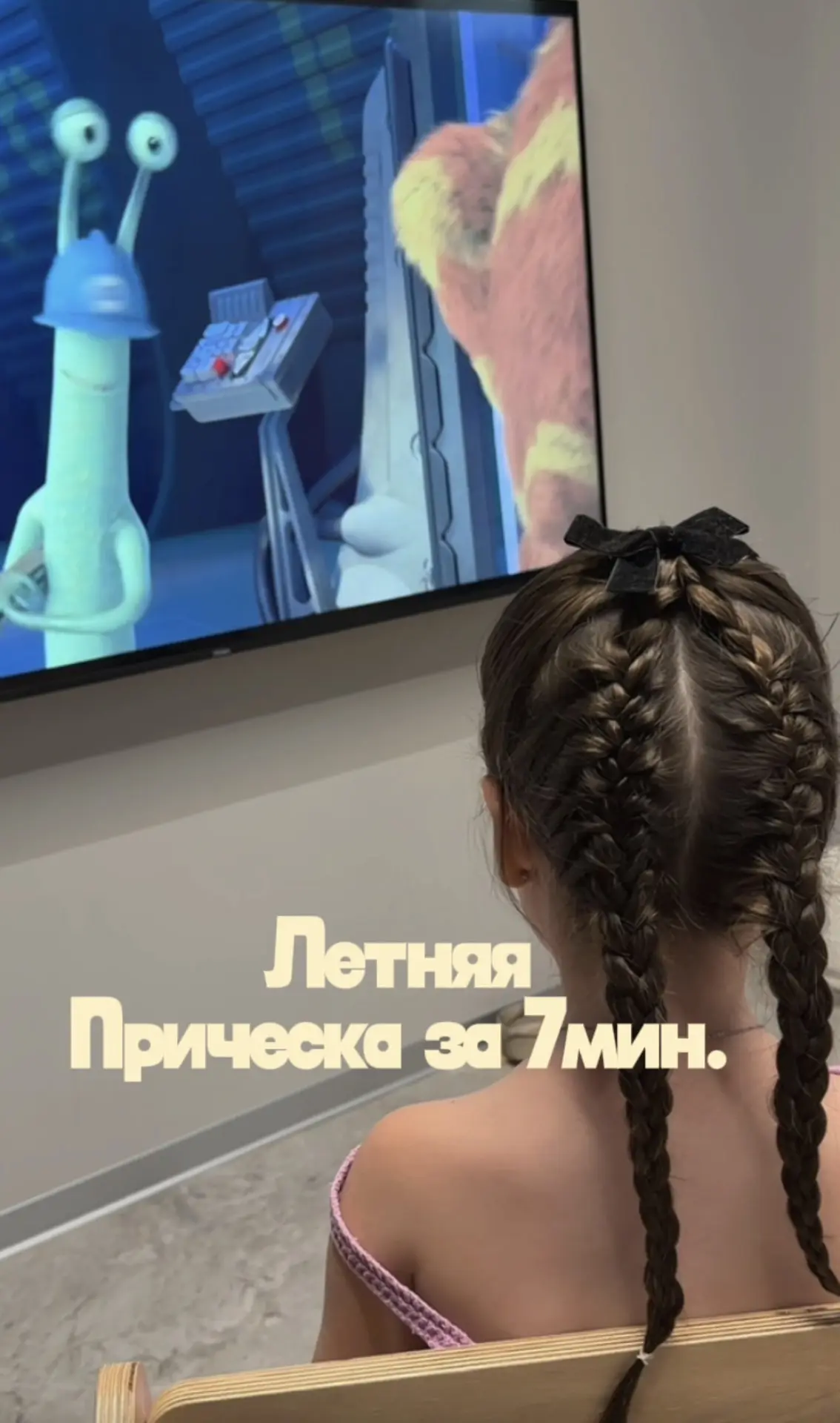 Эти косички-колоски захочет повторить каждая мама 🎀

Смотрится очень нежно и удобно. Не расплетется