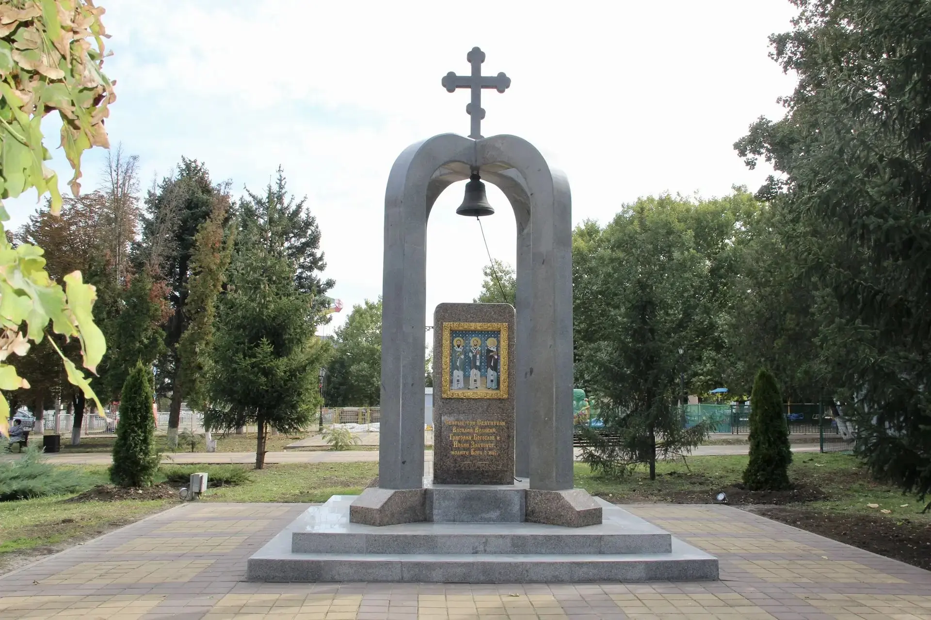 В центральном парке станицы Ленинградской завершился ремонт памятного знака на месте хр...