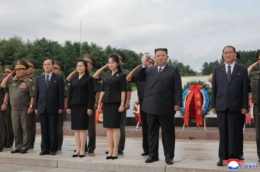 🇰🇵 #КНДР Ким Чен Ын - посетил мемориальное кладбище в день годовщины победы в Отечественной освобо