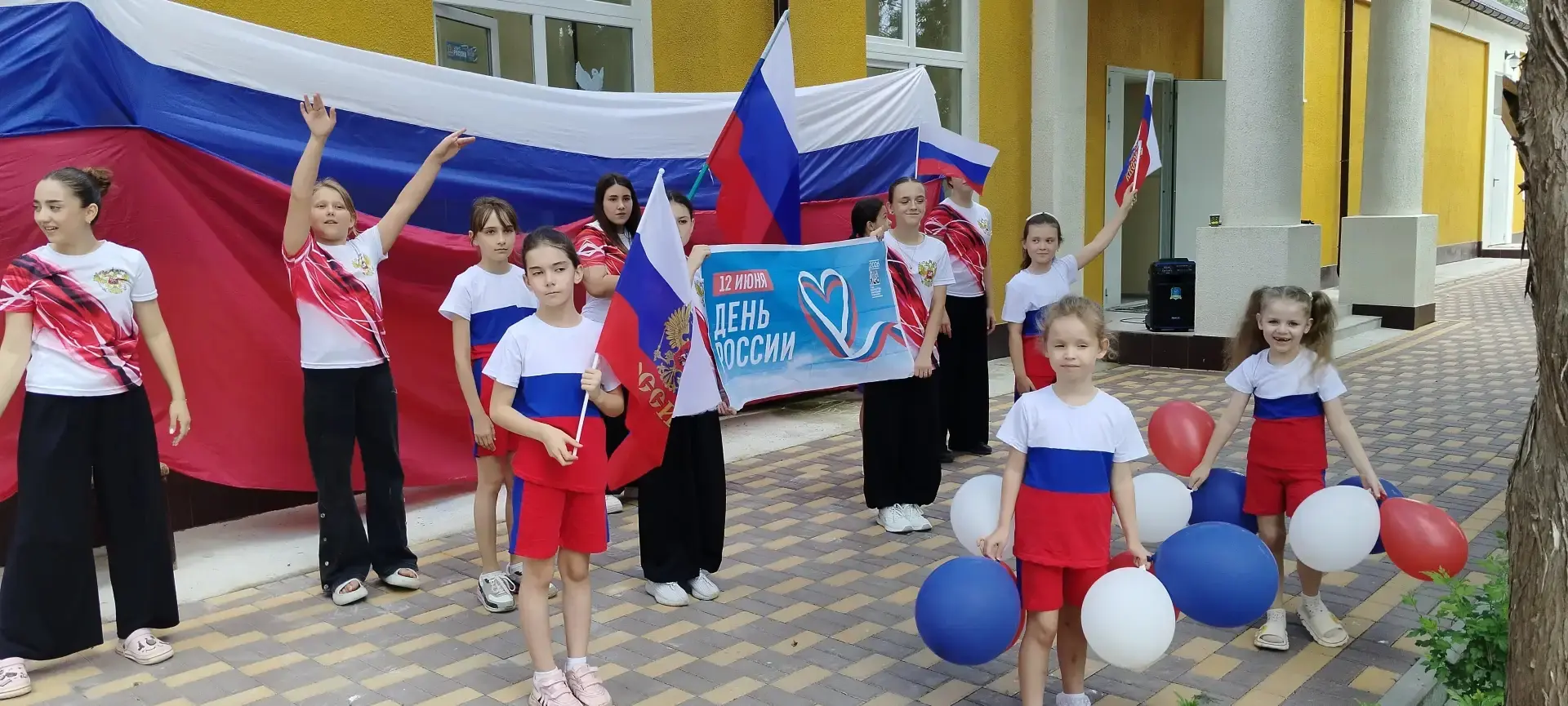 12 июня, в День России, Дмитриевский сельский клуб стал площадкой для проведения зажигательного танц