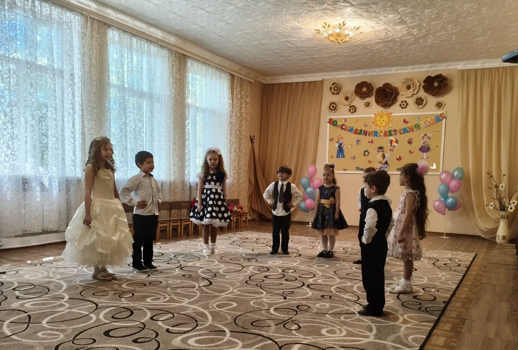 Выпускной - немного грустный праздник🎊🎈🌈Наши выпускники прощаются с детством, но отк...