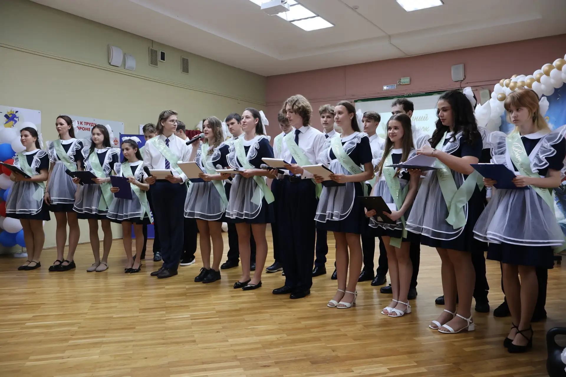 ✨✨✨Наши выпускники 11 А класса подготовили трогательный и запоминающийся последний урок-путешествие 