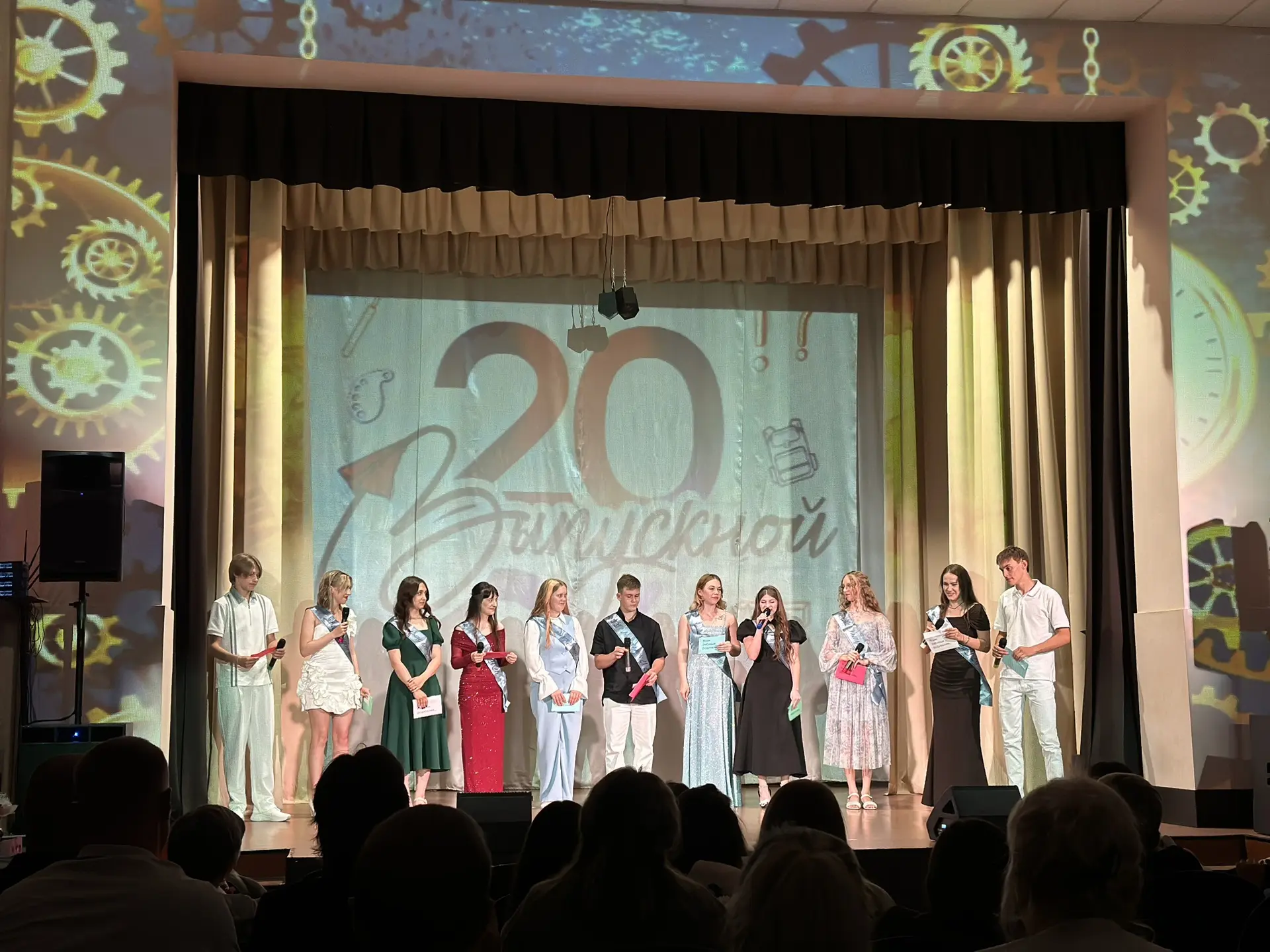Одиннадцать школьных лет, как мгновение, пролетели за партами, на уроках и переменах, в дружбе и пер