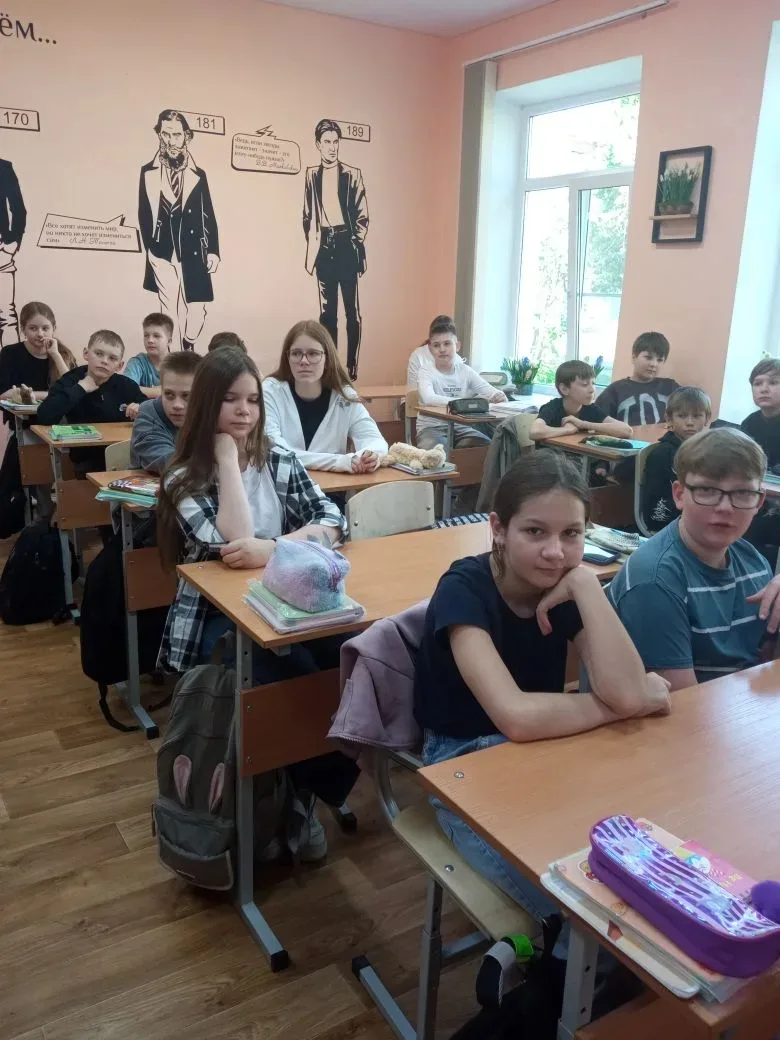 Сегодня в гостях у гимназистов были преподаватели народного отделения МБУДО Новоаннинск...