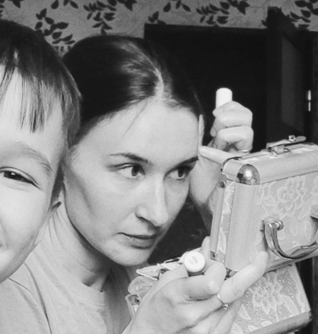 ШТОШ. Из чудес только такая фотокарточка от сына, как мать прихорашивается перед победн...