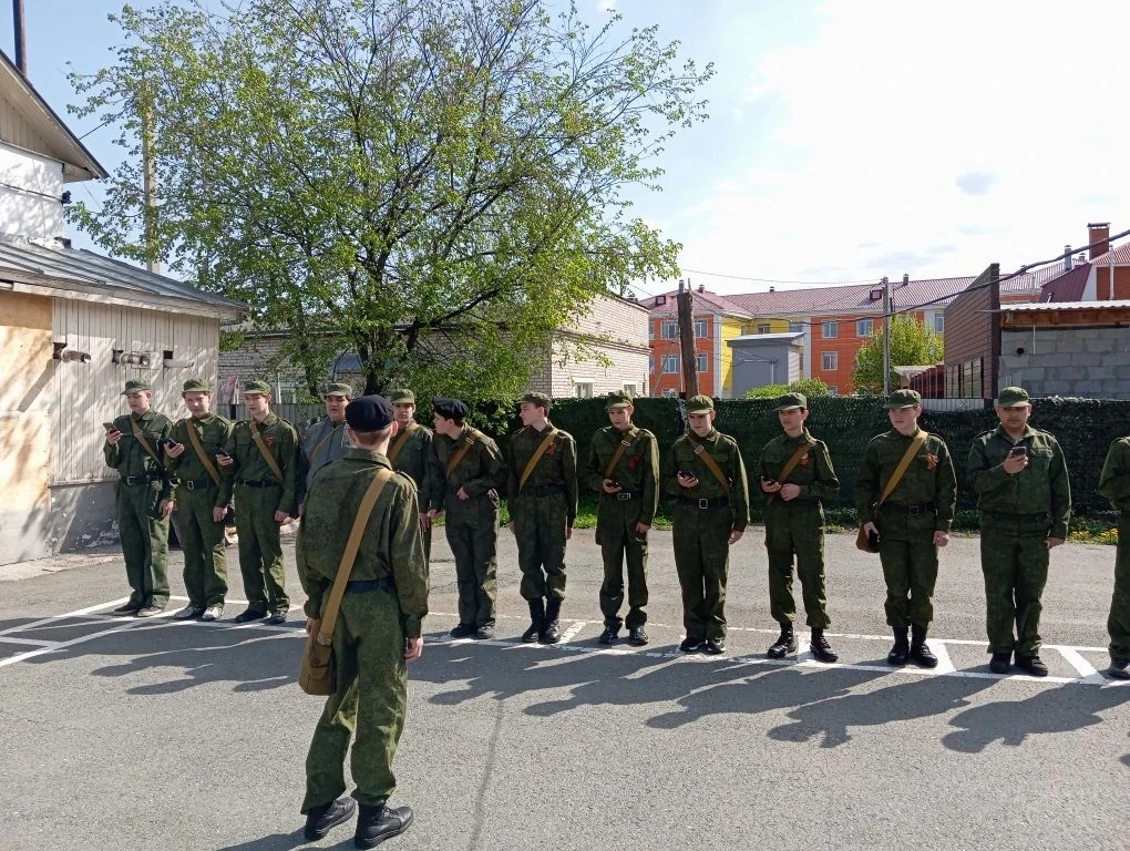 🇷🇺 8В: День учебных сборов — уже не дети, но ещё не солдаты 😅   Чему учились: 🔫 Автомат Калашникова.