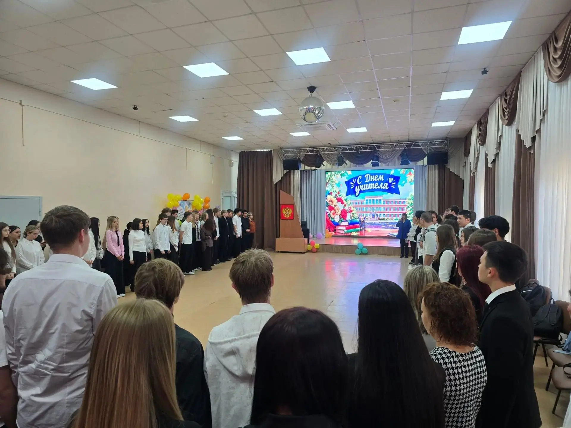 🇷🇺 Сегодня торжественная линейка в школе началась не с привычного напутствия к рабочи...