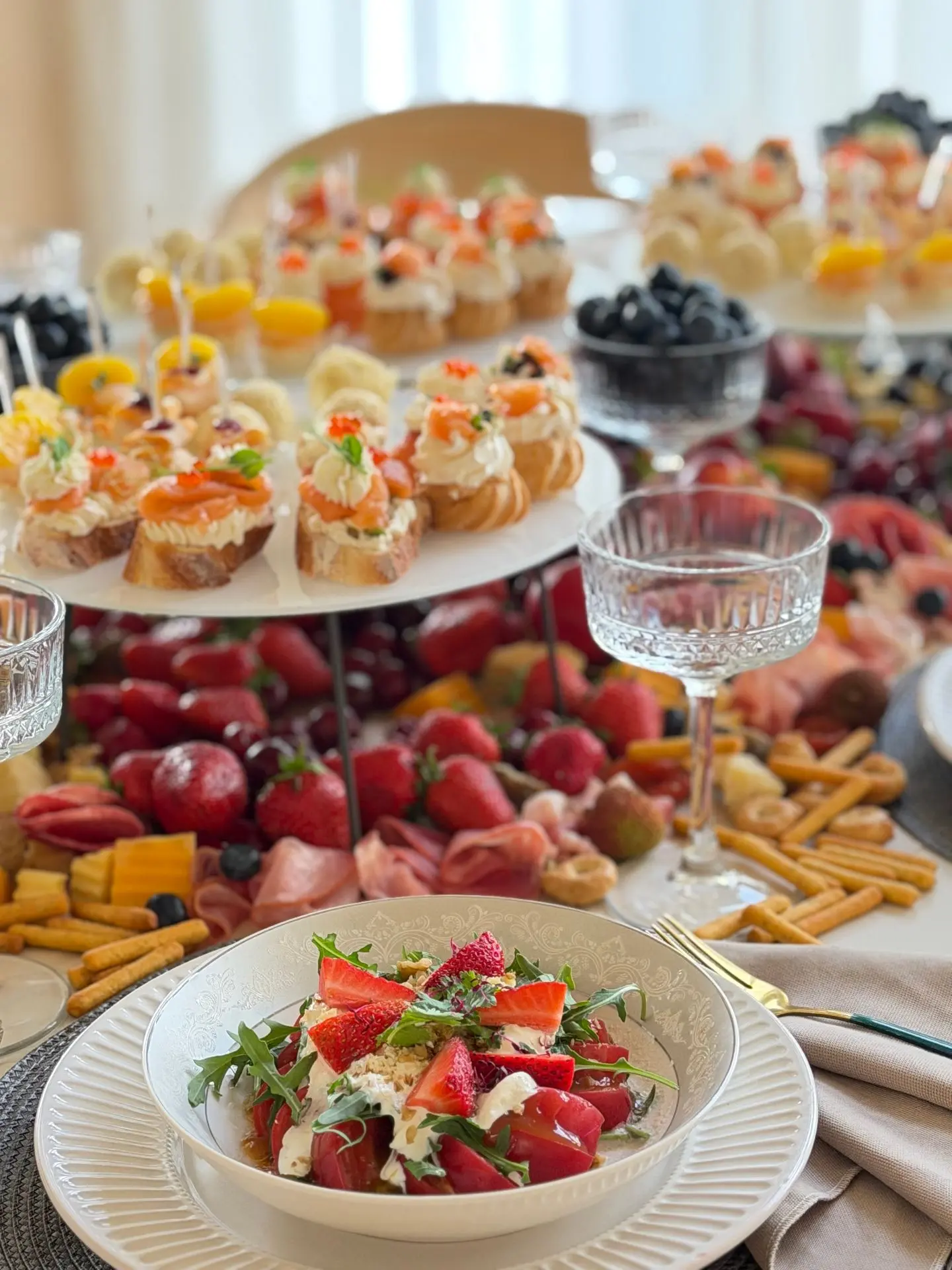 Фуршет на девичник: просто, вкусно, красиво!
Когда речь идёт о девичнике, важно, чтобы каждая деталь