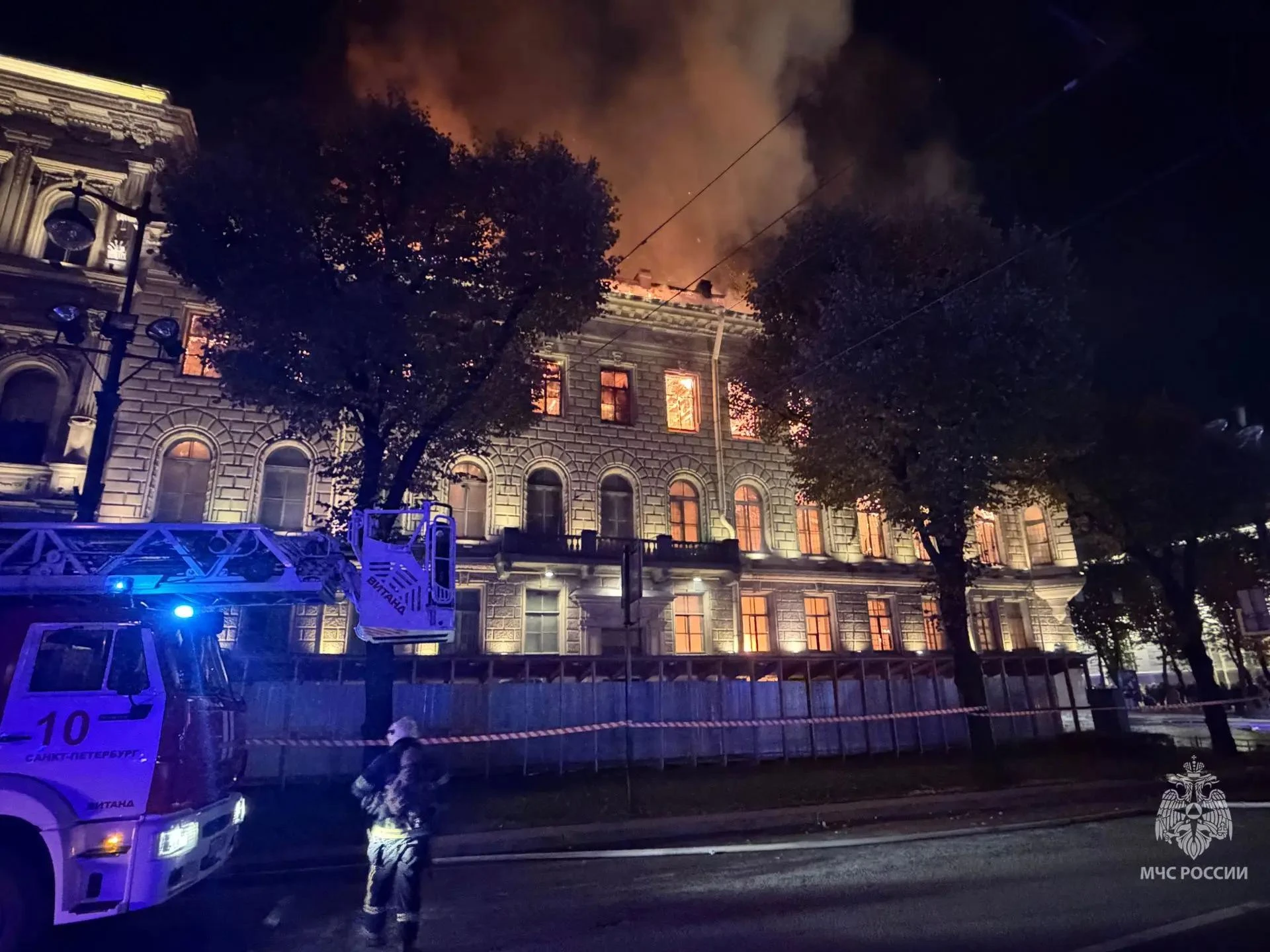 До 2000 квадратов увеличилась площадь пожара в неэксплуатируемом особняке Миллера.