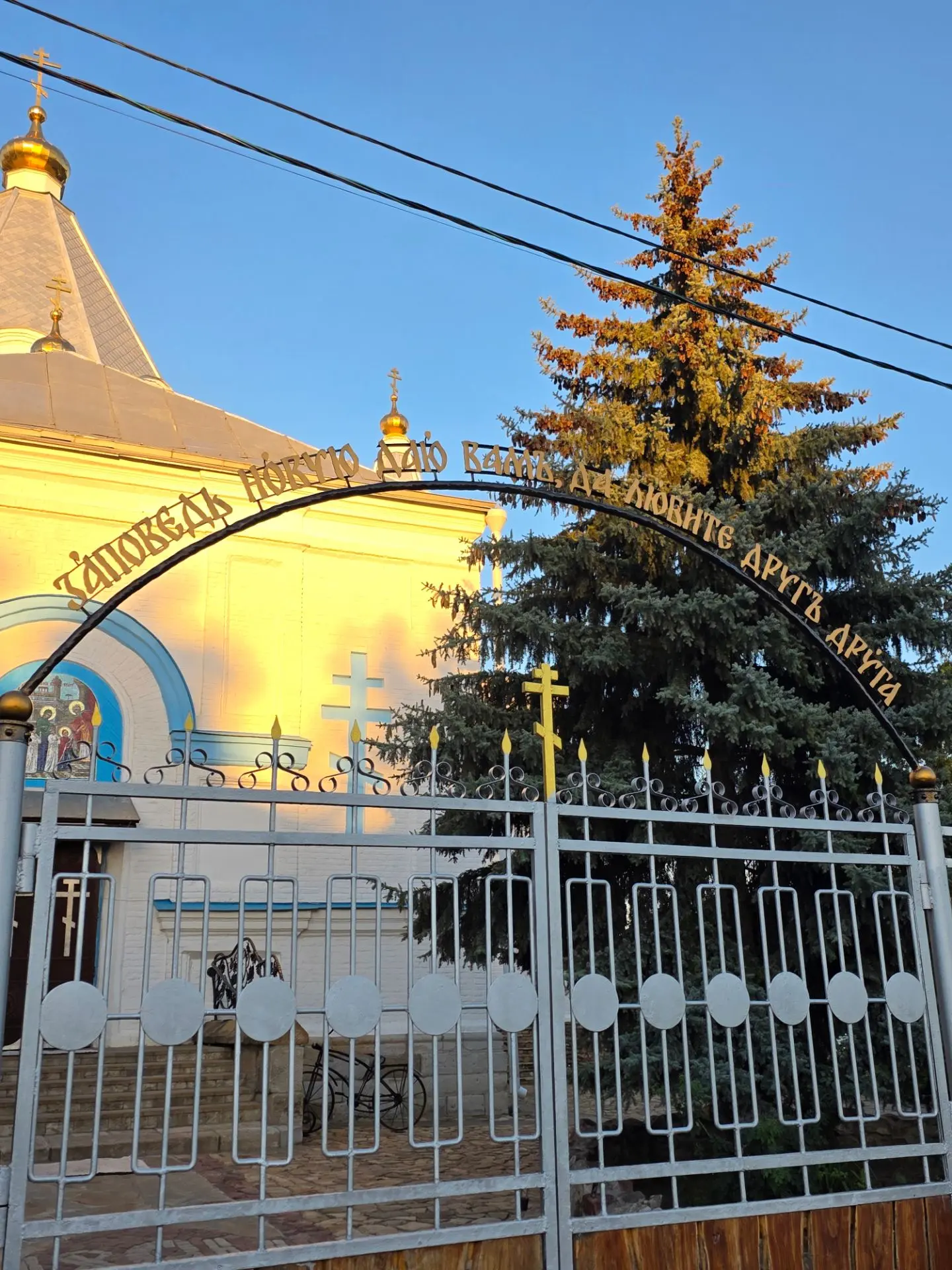 📷 На входе в храм на Майдане появилась арка с надписью, а возле забора – несколько ваз...