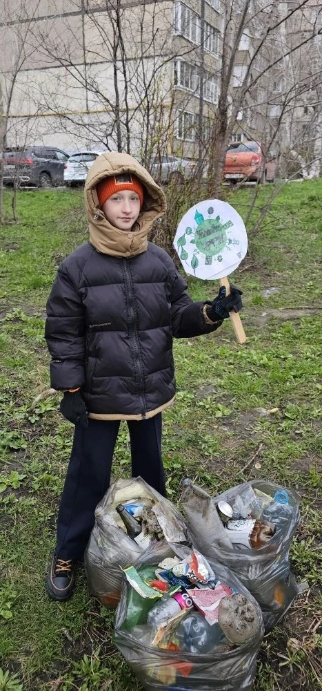 Семья Мурзиных (5В класс) — активные участники городской акции «Субботник во дворе дома, где живёт м