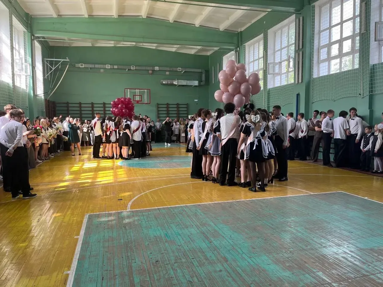 🎊Сегодня для наших выпускников 9-х и 11-х классов прозвучал последний звонок. Торжественная линейка 