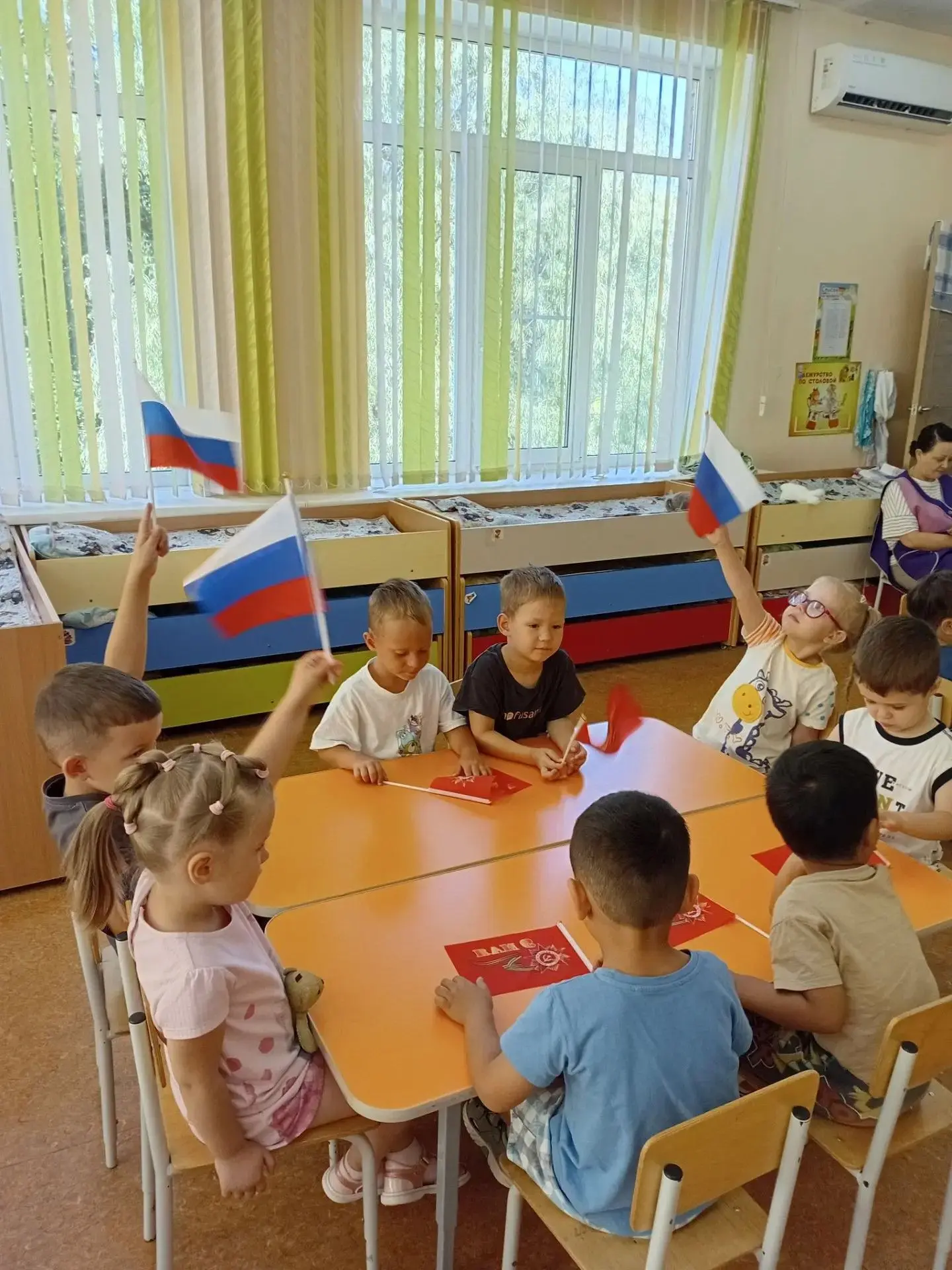 День Государственного Флага России в гостях у наших "Почемучек"!