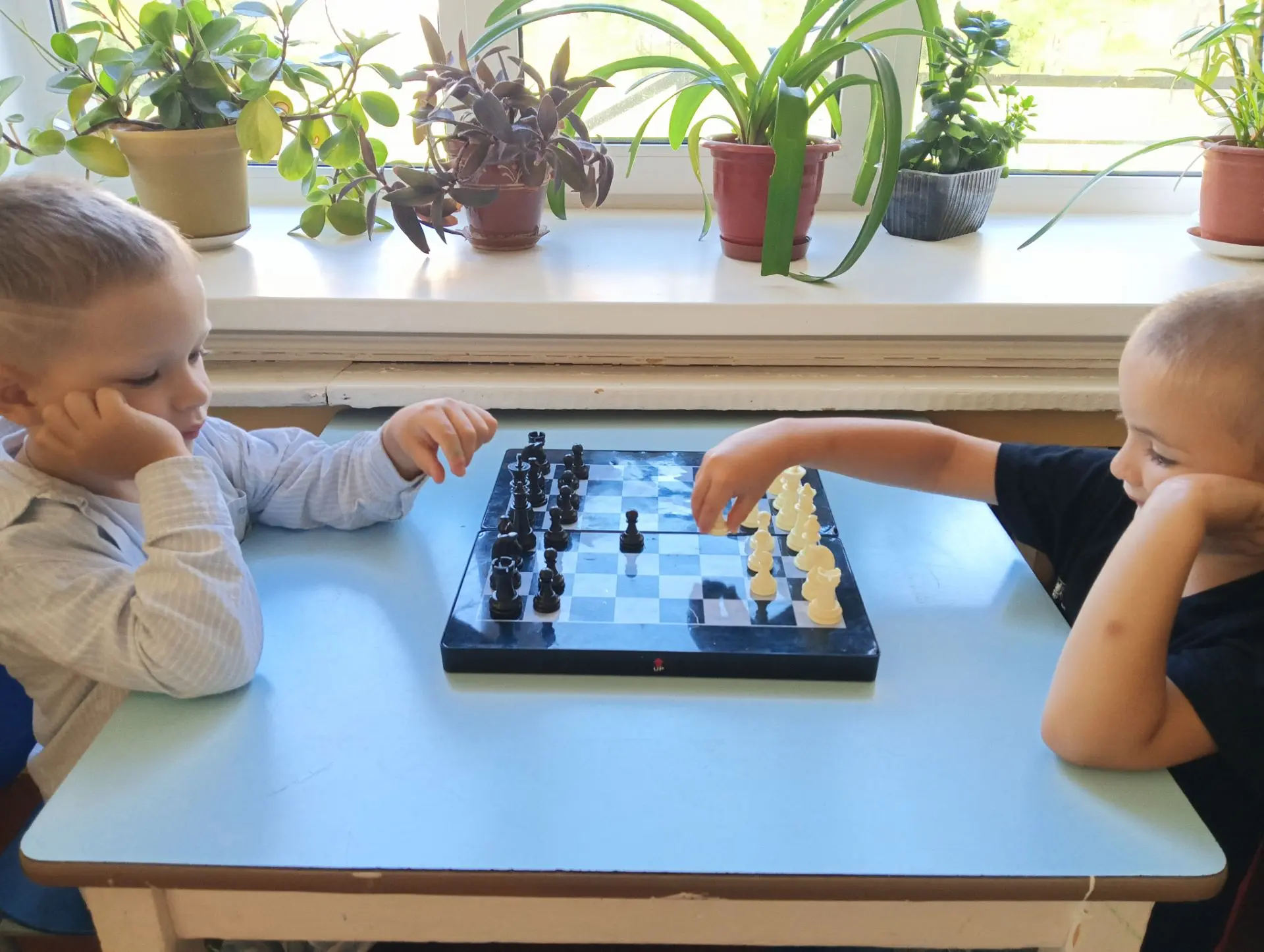 ♟️ В королевстве чёрно-белых клеток: как мы отметили Всемирный день шахмат!

20 июля в нашем детском