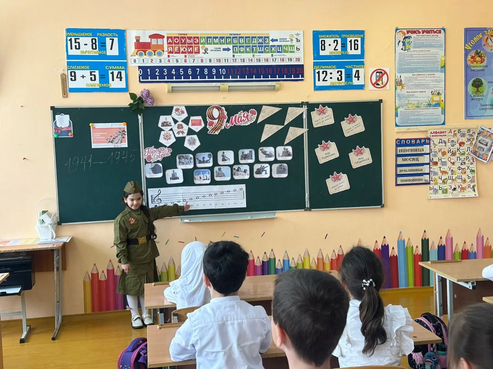 В 1 «ж» классе прошел классный час, посвященный Дню Победы, на тему «Песни о войне». 🎶❤️ Ребята с во