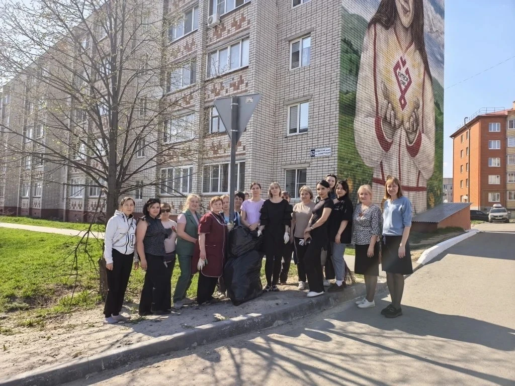 🌿БОЛЬШОЙ СУББОТНИК 🌿  🏨Педагогический коллектив и сотрудники нашей школы приняли активное участие в 