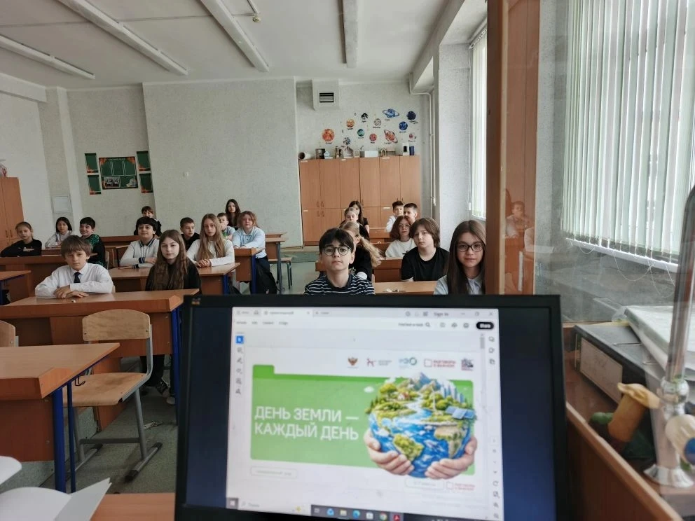 Традиционно начали неделю с торжественной линейки, исполнения гимна и разговора о важном  Сегодня кл