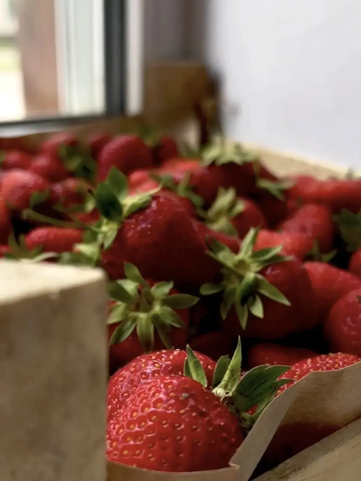 🍓 Фура с клубникой уже в пути в Тюмень!  Друзья, отличные новости — свежая клубника уже совсем скоро