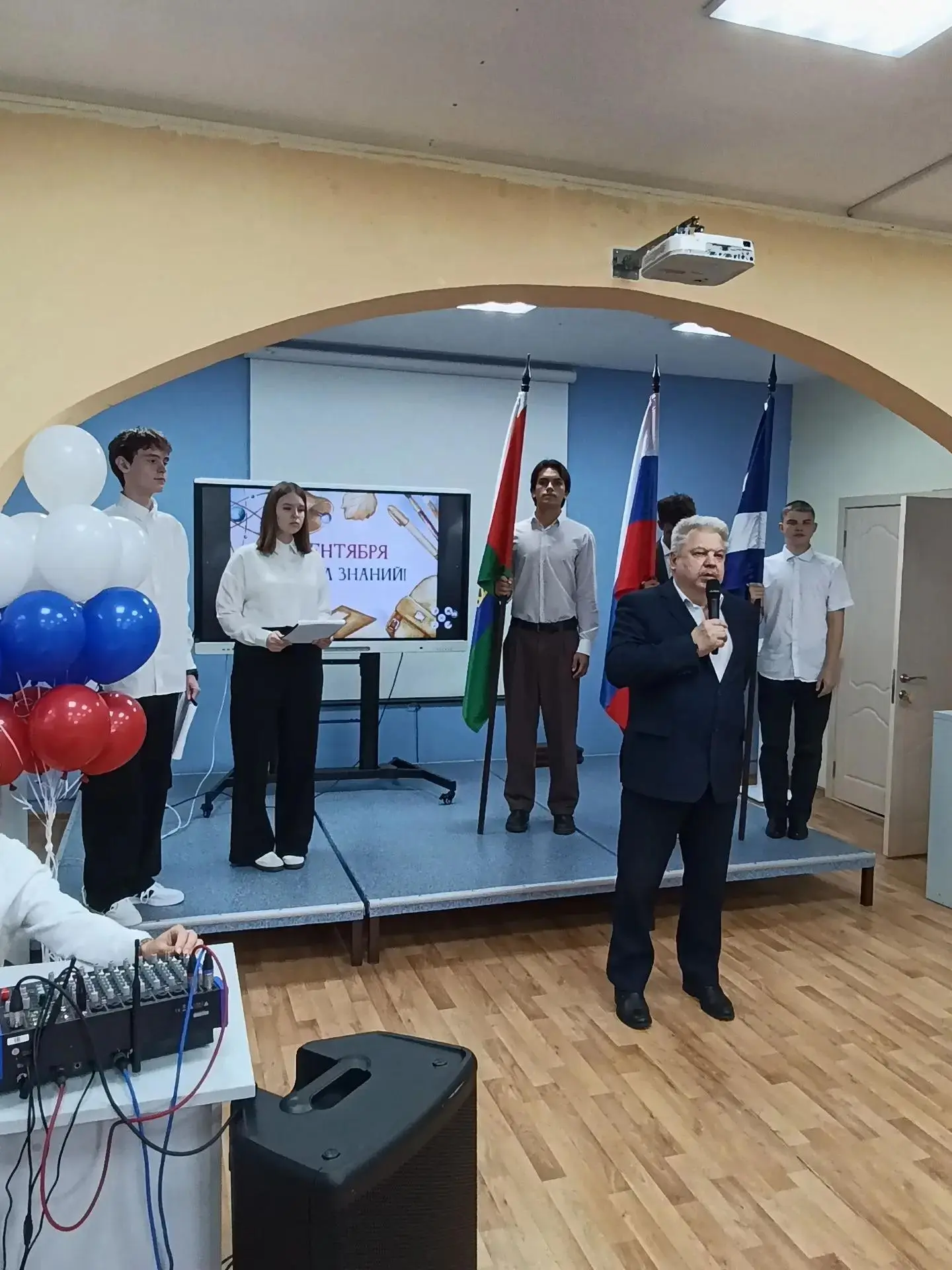 В МАОУ В(С)ОШ №2 города Тюмени прошли торжественные линейки, посвященные 1 сентября! По...