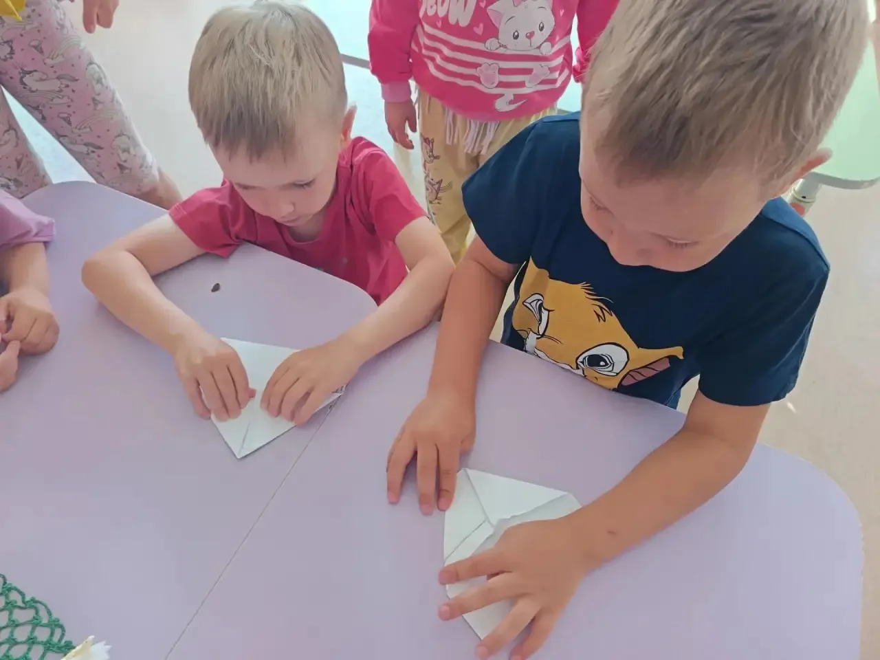Творческий день в 21 группе! 🎉

Сегодня у ребят снова было конструирование из бумаги — и на этот ра