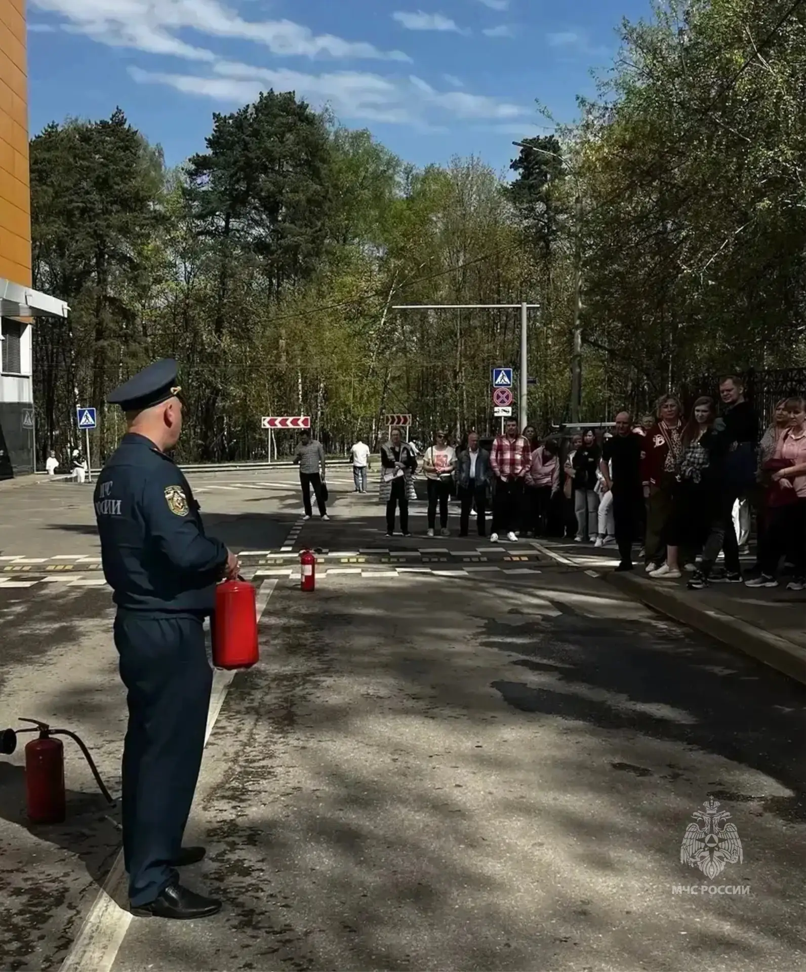 🔘Сотрудники МЧС России провели занятие по пожарной безопасности   Заместитель начальника 1 ТОНПР по 