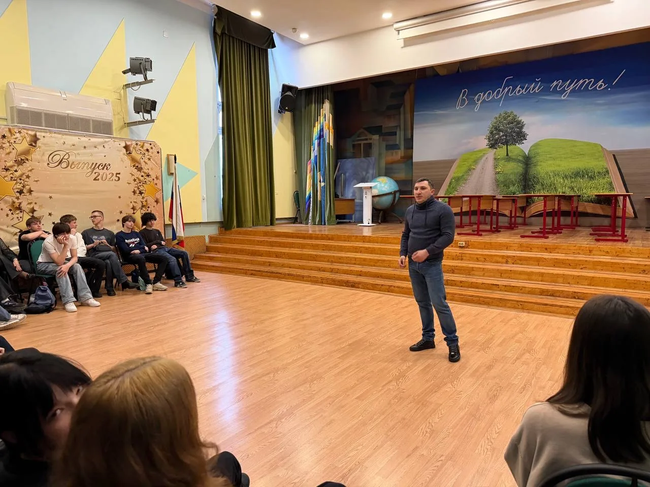 Профессия, о которой не расскажут в учебнике 📚✨  🎤 В нашей школе прошла встреча с представителем вое