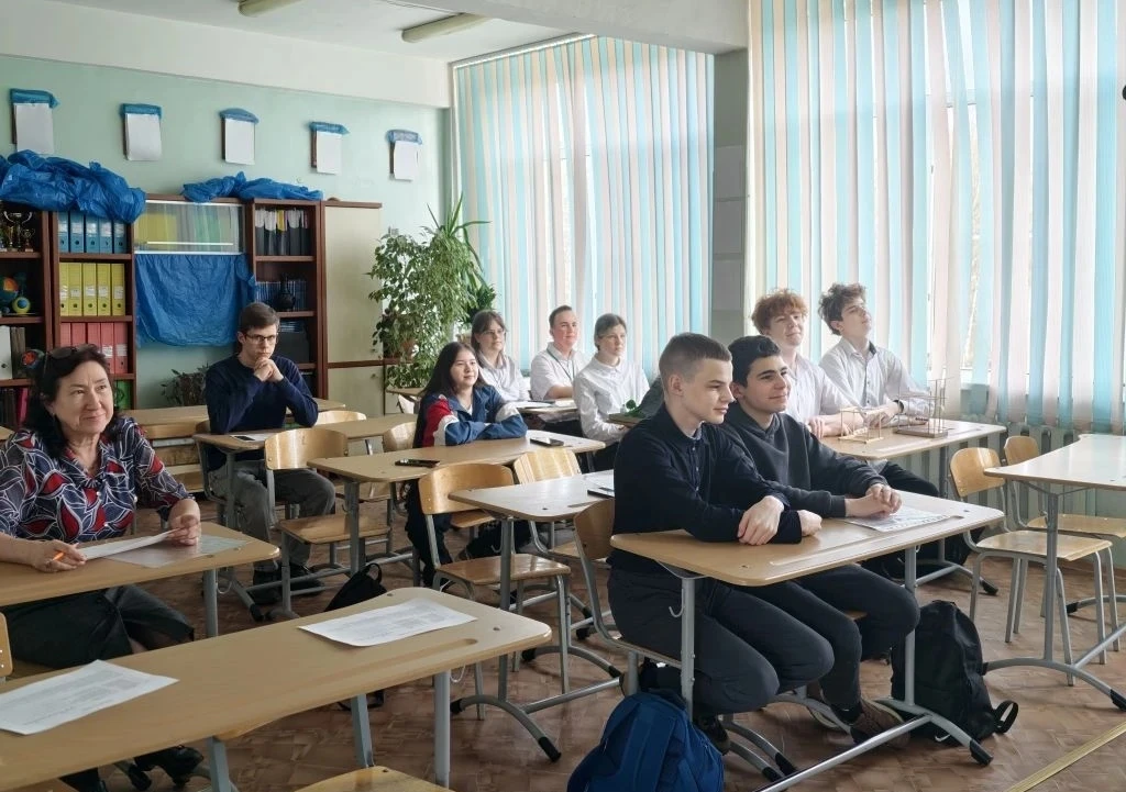 В 9-х классах прошла защита проектов! 🎓  Ребята представили свои работы по разным направлениям. Кто-