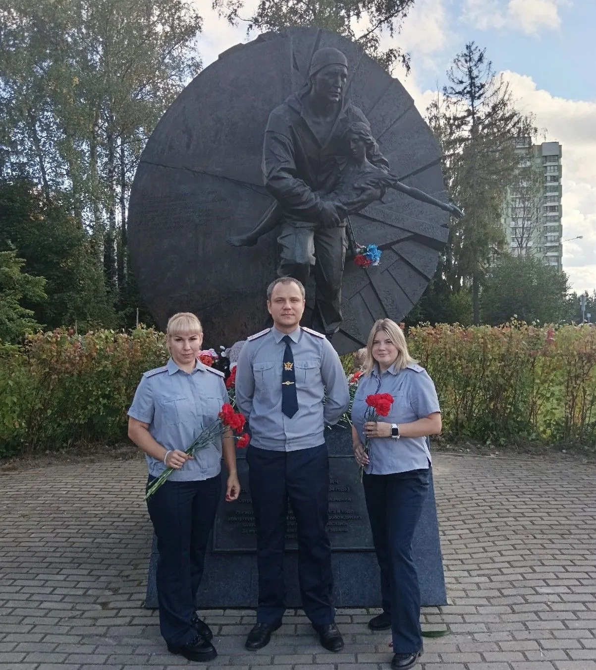 Сотрудники СИЗО-12 ГУФСИН возложили цветы к памятнику Героя Российской Федерации Дмитри...