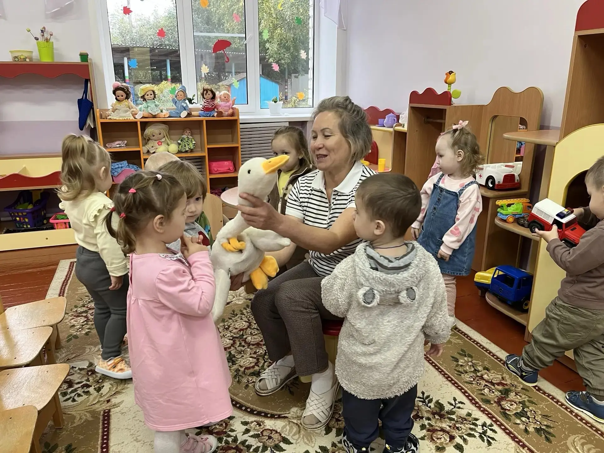 🌝К ребятишкам второй группы раннего возраста "Солнышко" в гости пришёл белый гусь.