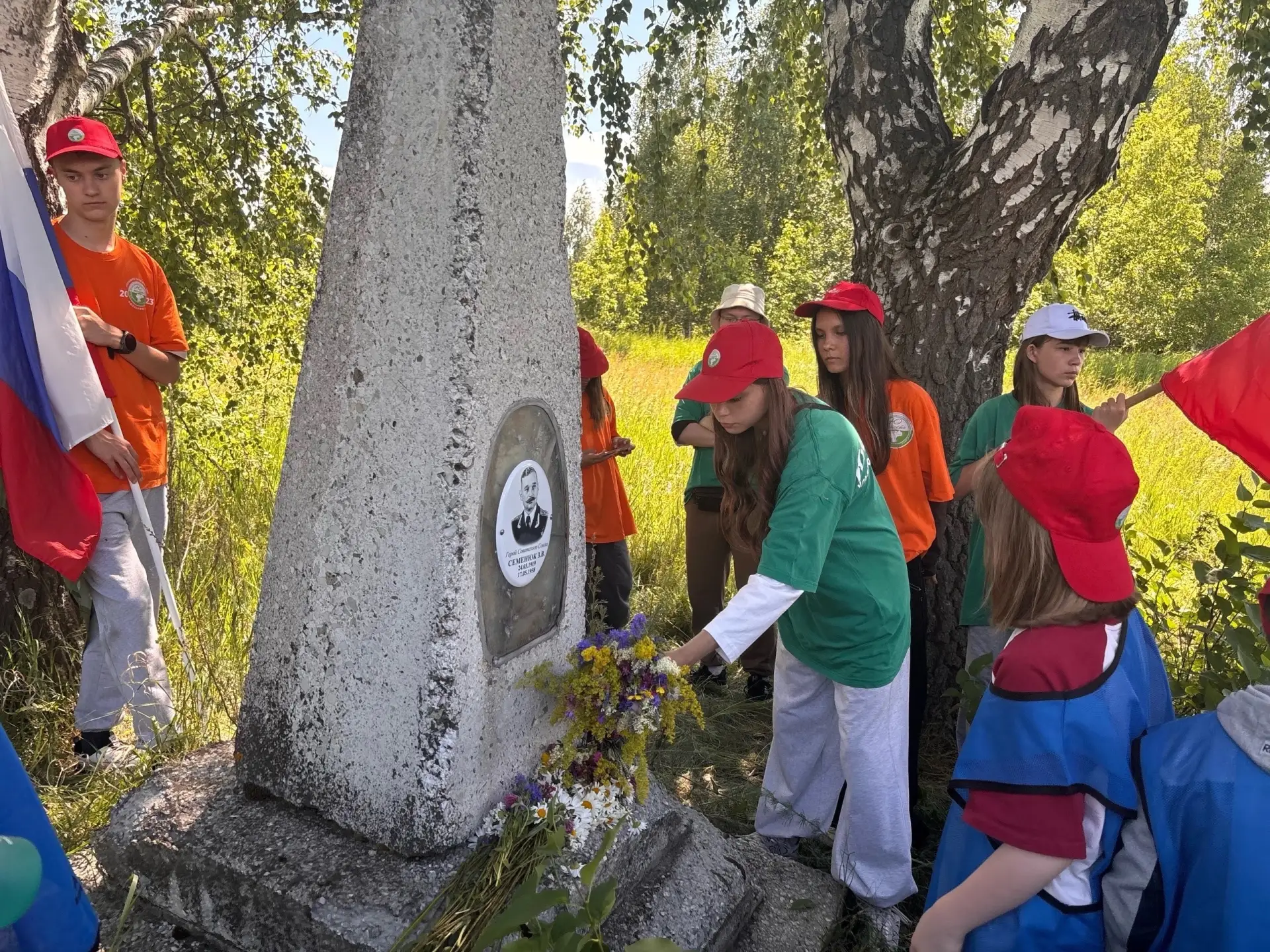 🚌 Сегодня ребята выехали из лагеря на туристско-краеведческую экспедицию к памятнику Г...