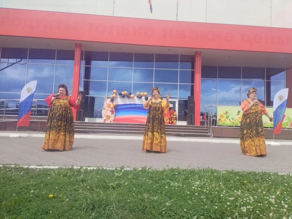 🇷🇺 В День России на площади у фонтана состоялся большой праздничный концерт, который объединил все