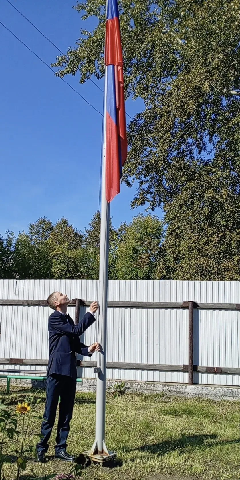 Вот и пролетел первый учебный день! С утра на школьном дворе было шумно, ярко и по-наст...