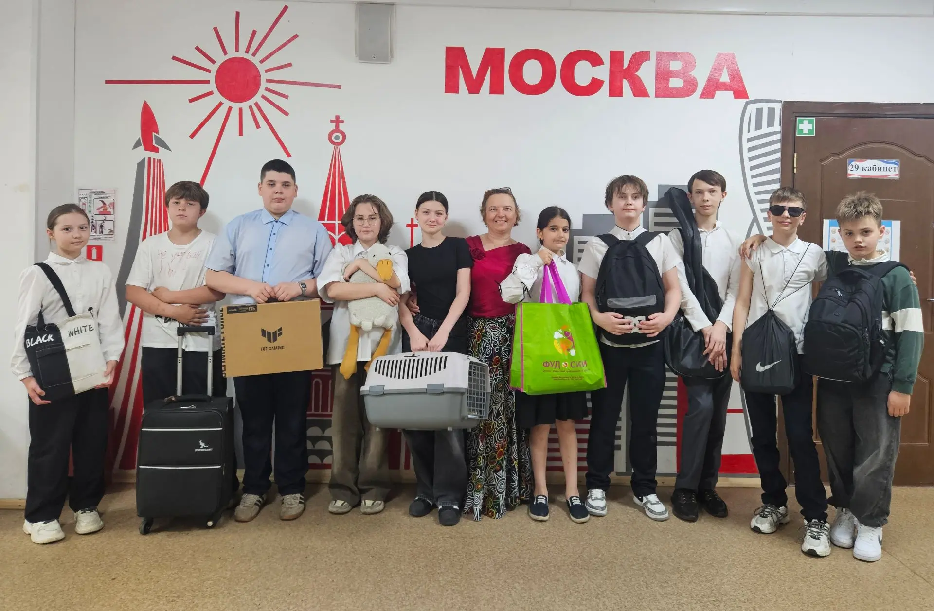 ✨ "День без рюкзаков" — летнее настроение в школе!   Вчера в Учебном корпусе 4 царила особая атмосфе