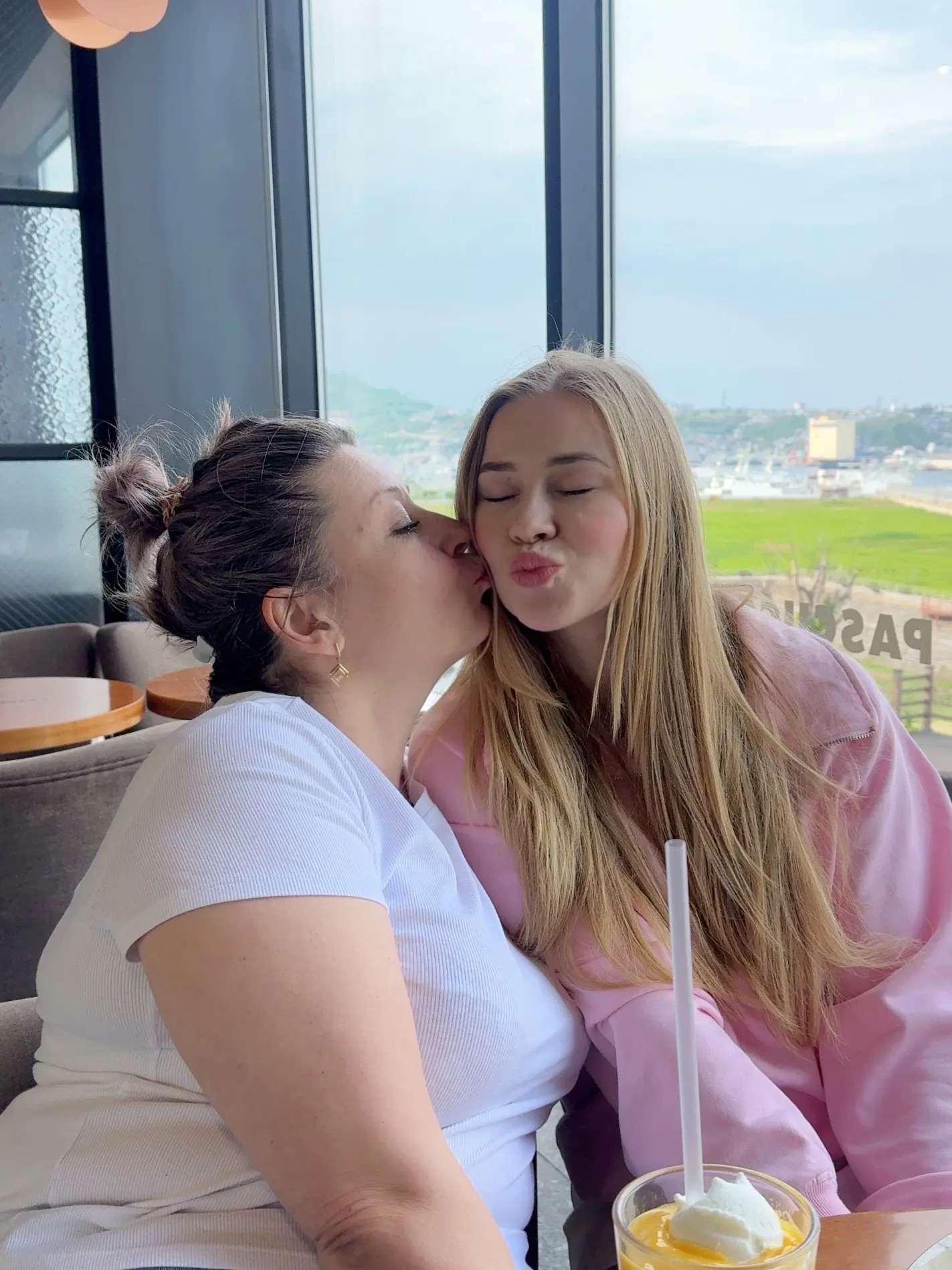 Встретила тетю 🥰 доплыли нормально , но говорит на пароме мужики дрались )) ну там как всегда , не б