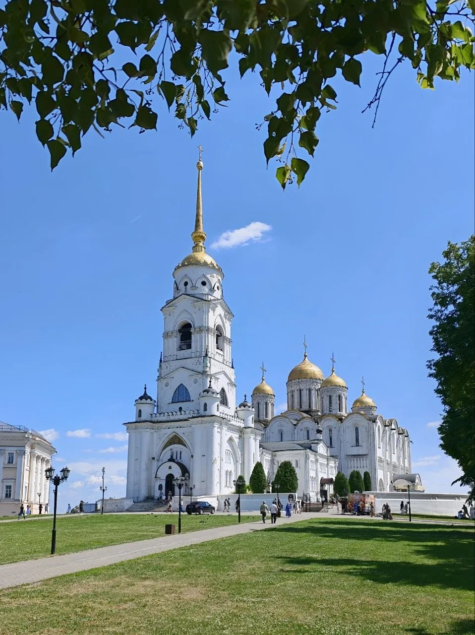 В этот праздничный День России – очень важное для страны место. Успенский собор во Владимире XII век